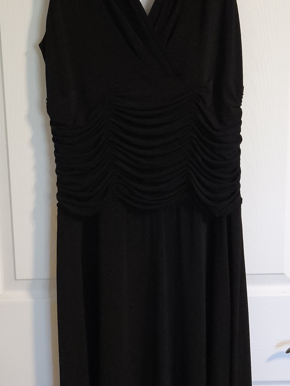 Source Unknown Black Ruched V-Neck Midi Dress